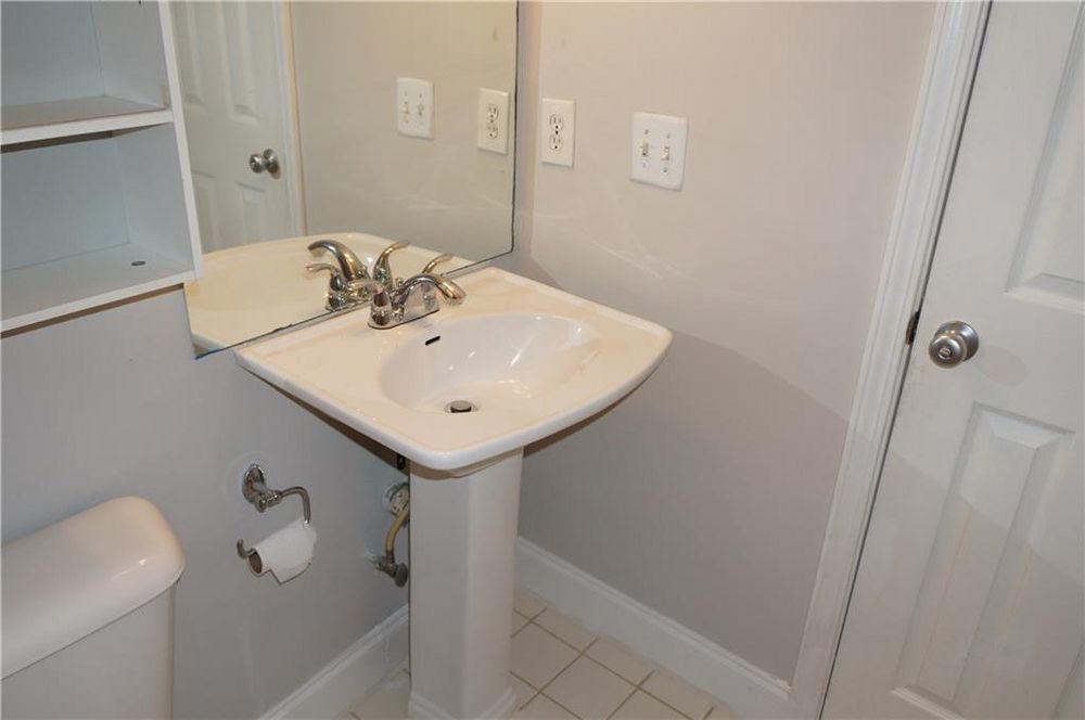 Nice 2 bed 1.5 bath condo in Gated Community property image
