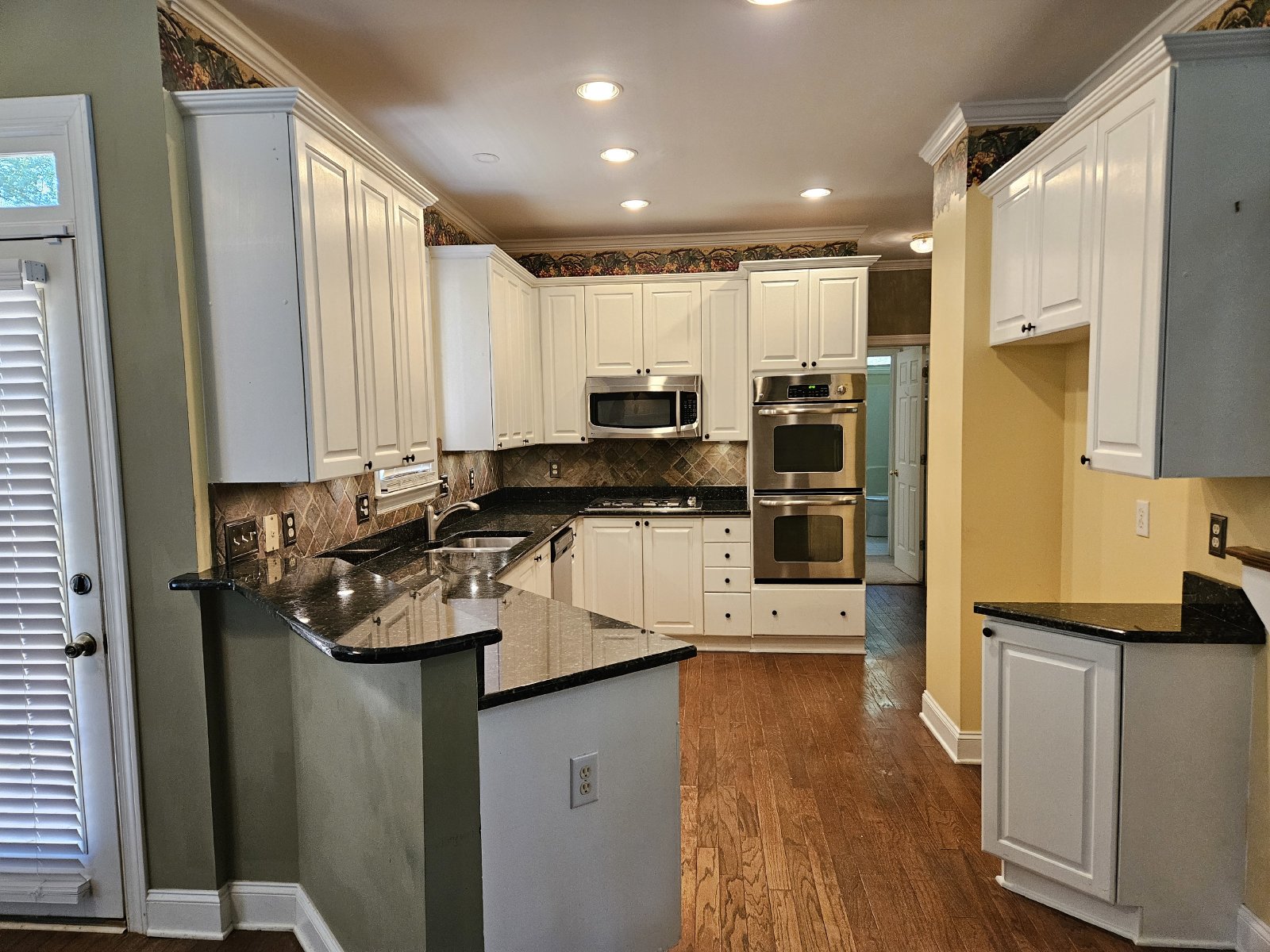 Beautiful 4 bed 3.5 bath home located in Chestnut Hill property image